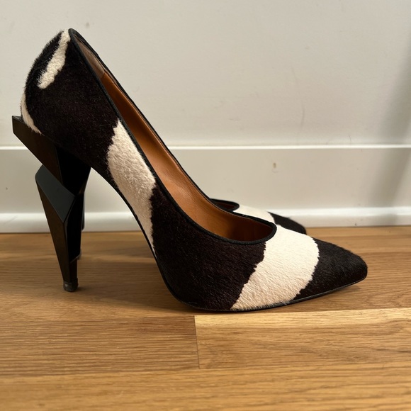 Fendi Black and White Zebra Print Pony Hair Diamond Heel Pumps - Picture 9 of 16